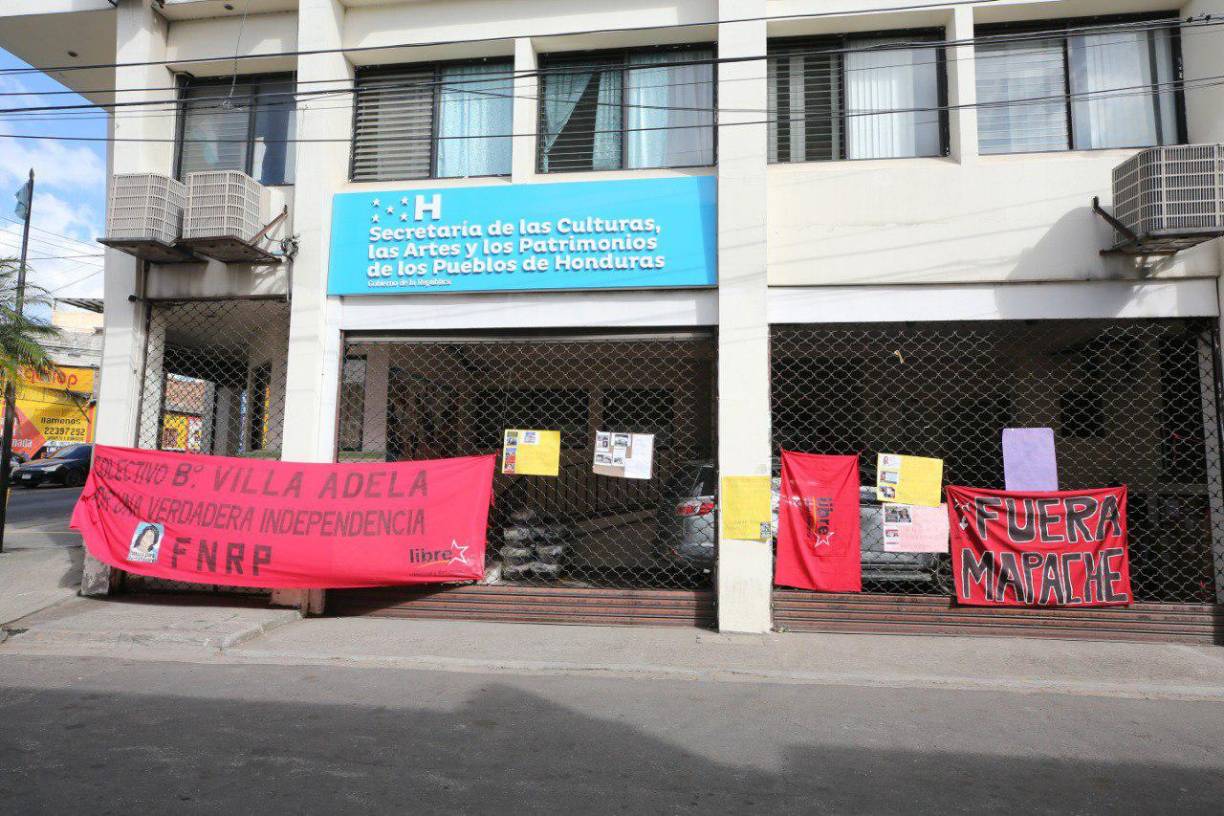 Alegan que Natalie Roque ha contratado a una red de personas para hostigar a quienes trabajan en la institución.