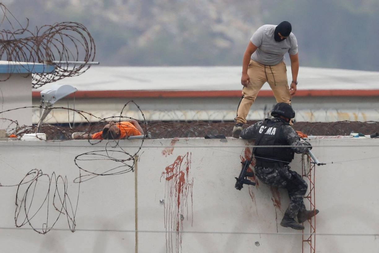 En la mañana, policías bajaron un cuerpo por los muros ensangrentados, según observó un fotógrafo de la AFP. En una de sus imágenes también se ve el cadáver de un hombre en uniforme naranja en la parte alta del penal.