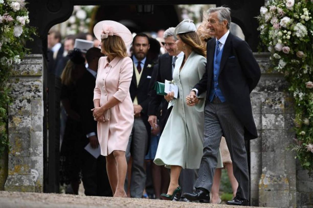 Carole Middleton y su esposo Michael Middleton abandonan la iglesia de San Marcos en Englefield, al oeste de Londres, el 20 de mayo de 2017, después de asistir a la boda de su hija Pippa Middleton y James Matthews.