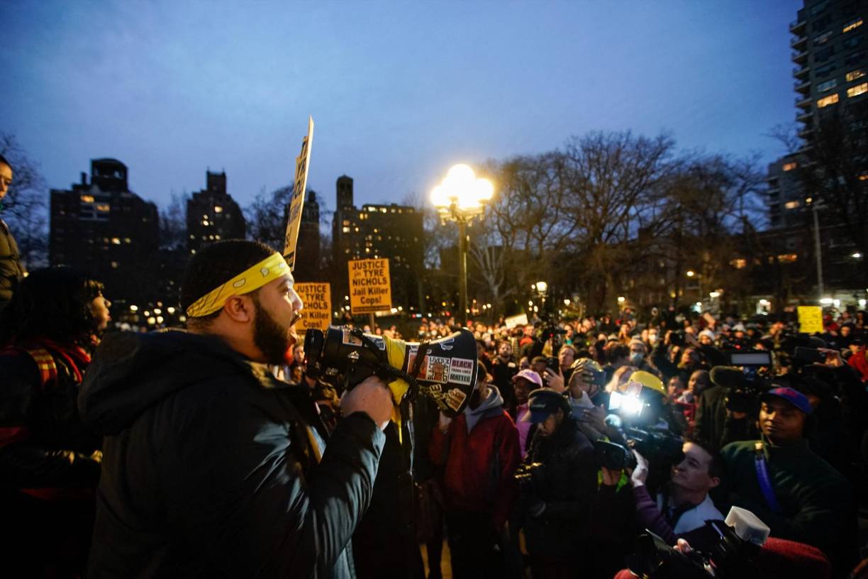 La muerte de <b>Nichols</b> recuerda a la del también afroestadounidense George Floyd, asesinado por un policía en mayo de 2020 en un incidente cuya filmación enardeció a Estados Unidos. Las marchas contra el racismo y la violencia policial incendiaron el país bajo el lema “Black Lives Matter” (Las vidas negras importan).