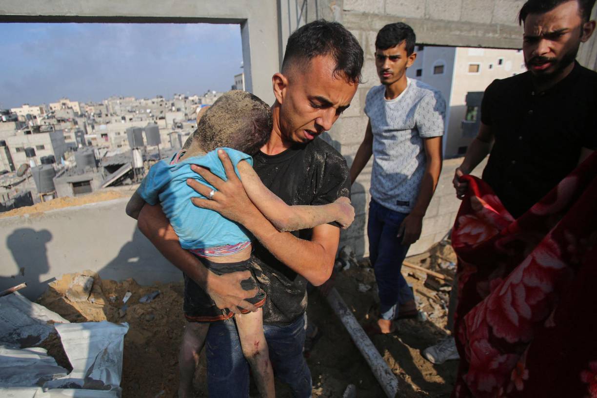Desde el 7 de octubre, los bombardeos israelíes causaron al menos 8.525 muertos en Gaza, 3.450 de ellos niños, según las autoridades de este territorio de 632 km2 gobernado por Hamás desde 2007.