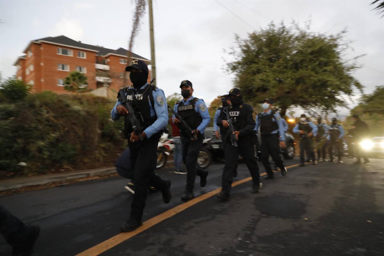 Policía Nacional resguarda la residencia de Juan Orlando Hernández que puede ser capturado en horas