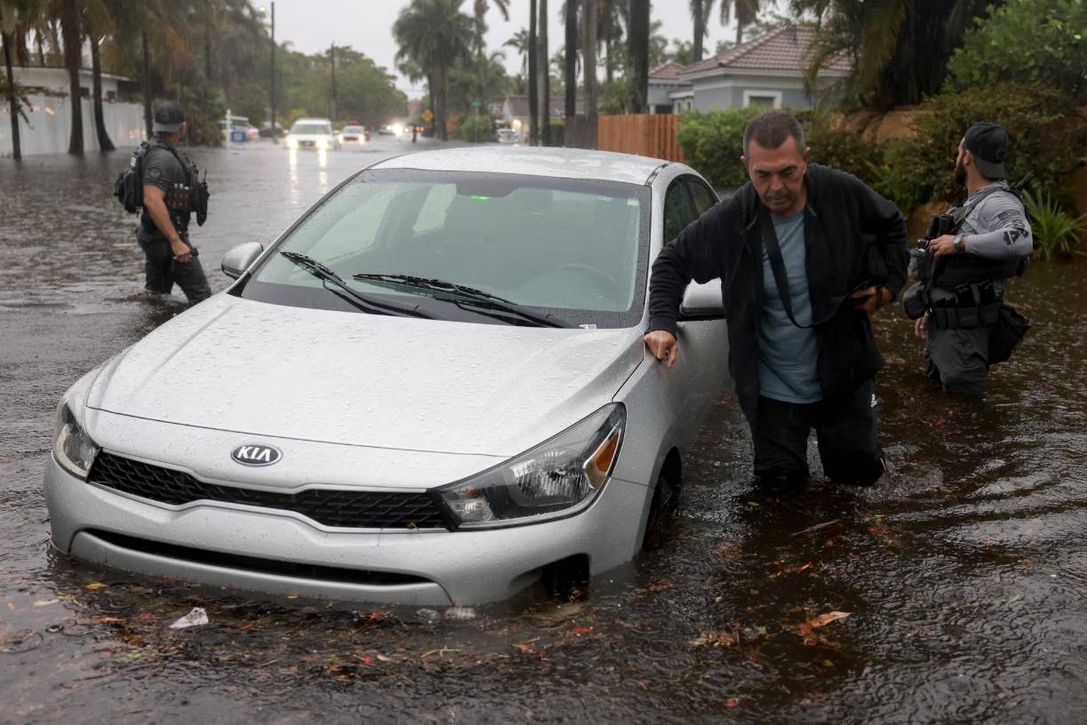 Las advertencias de inundaciones se mantienen vigentes este jueves para las ciudades de Miami, Fort Lauderdale y Nápoles.