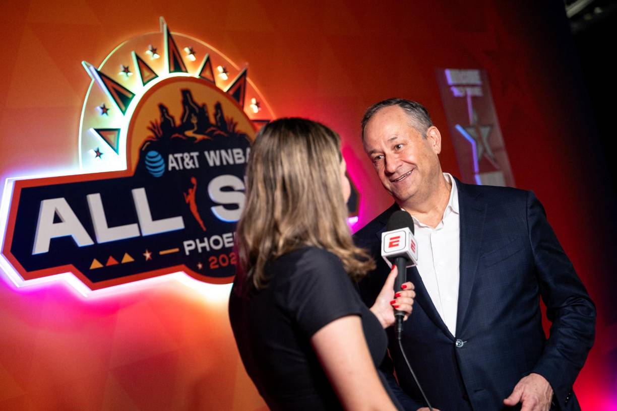 Emhoff estudió Derecho en California y trabajó como socio de un importante bufete hasta 2020, cuando su esposa asumió la vicepresidencia. Se especializa en medios, deportes y espectáculo.