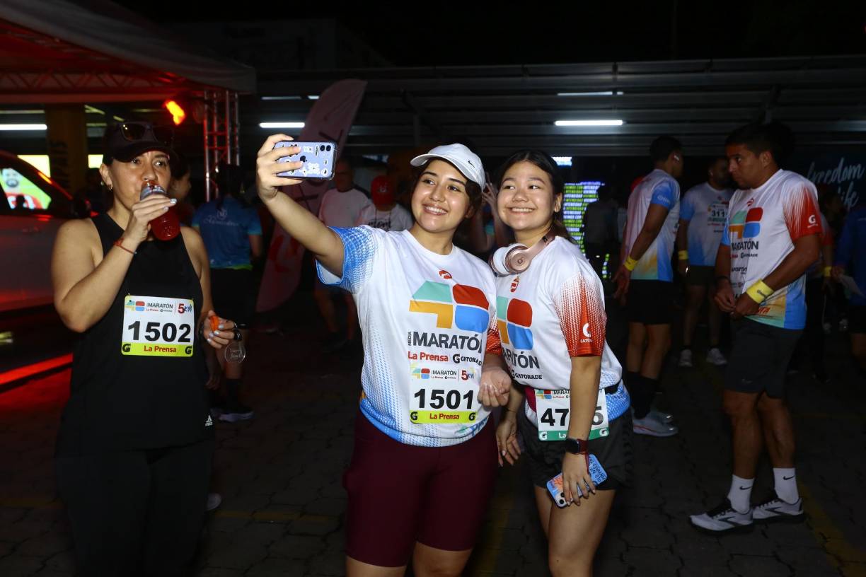 Entre los miles de inscritos, destacaron cientos de mujeres bellas que se dieron cita desde muy temprano en el parqueo del Comisariato Los Andes de San pedro Sula.