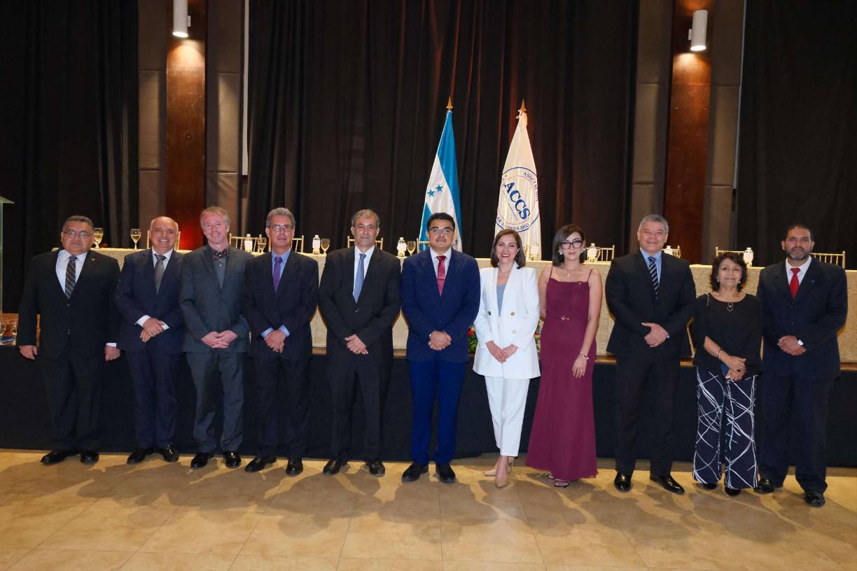 Karim Qubain (quinto de izquierda a derecha), Presidente de la Asociación del Cuerpo Consular Sampedrano (ACCS), fue el responsable de dar las palabras de agradecimiento por la trayectoria de la organización, y también por el apoyo a lo largo de su dirección desde el 2017.