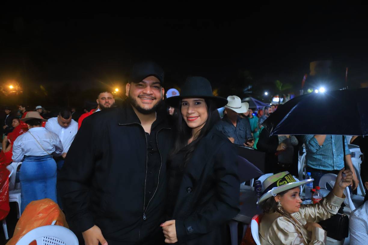 Ricardo Mejía en compañía de Roxana Escobar.