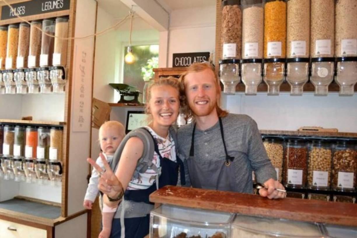 'Lo he estado pensando todo el tiempo. Cristiano Ronaldo está de vuelta en el United y la última vez que estuvo allí, yo estuve allí. Estaba entrenando con él. Y ahora soy lechero y comerciante, vendo leche de avena. Él todavía juega al fútbol', relató el exjugador.