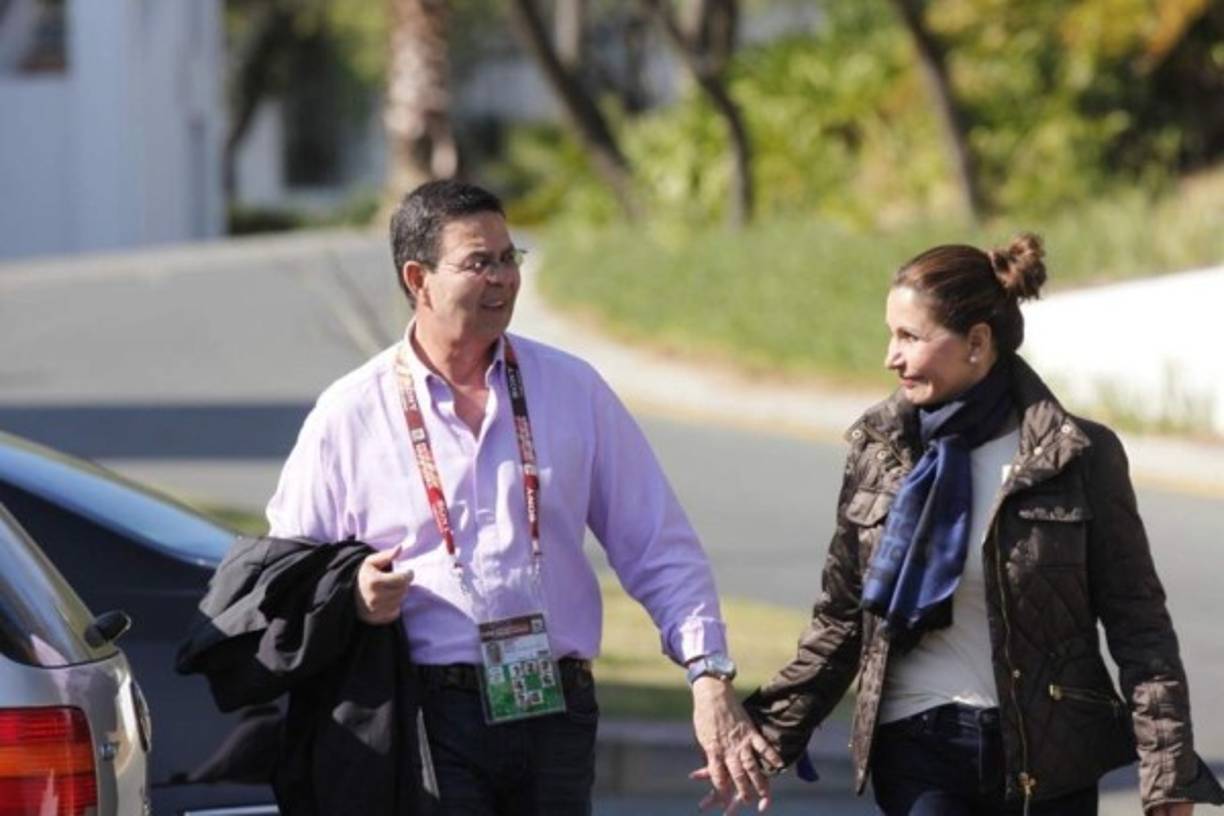 En esta imagen aparece el expresidente junto a su esposa Norma Regina en el Mundial de Nigeria.