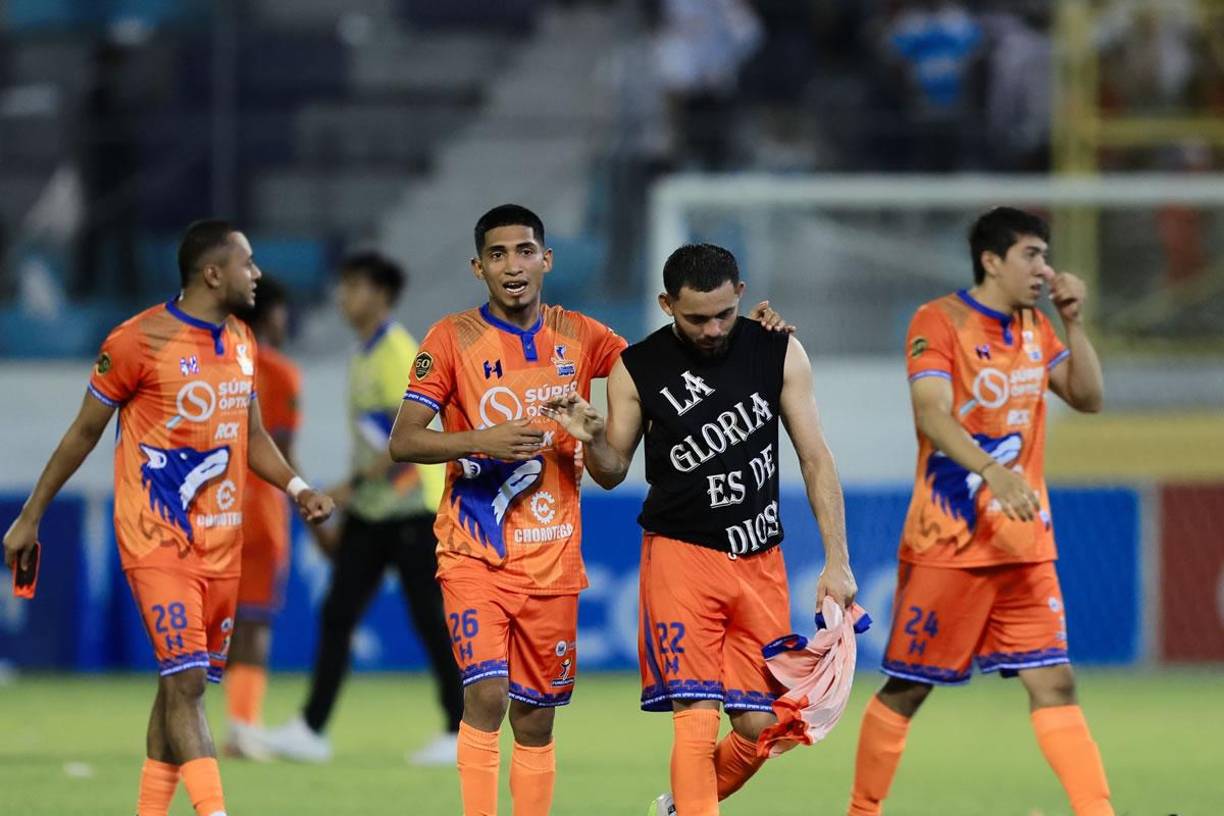 Los jugadores de la UPN salieron del campo apesadumbrados tras la sufrir la cuarta derrota del campeonato (todas de visita).