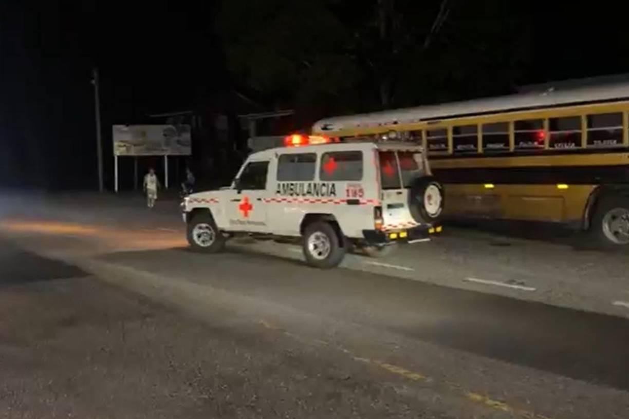 Ambulancia de la Cruz Roja llegó al lugar para auxiliar a las víctimas que ya estaban sin signos vitales.