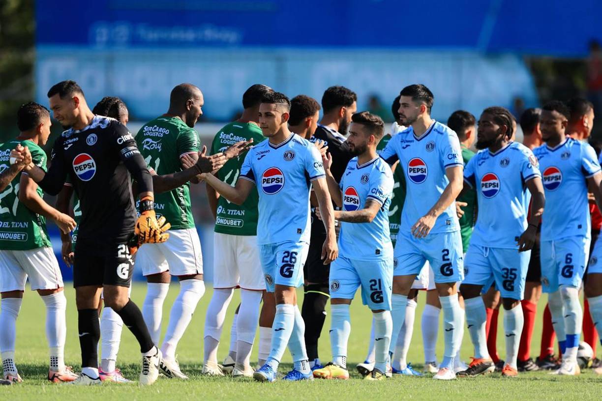 Los jugadores de Motagua y Marathón se saludan antes del inicio del partido.
