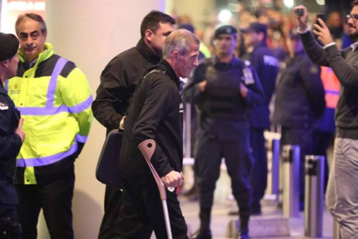 El técnico uruguayo Óscar Washington Tabárez se apoya en un bastón. Padece el síndrome de Guillain-Barré. Foto EFE