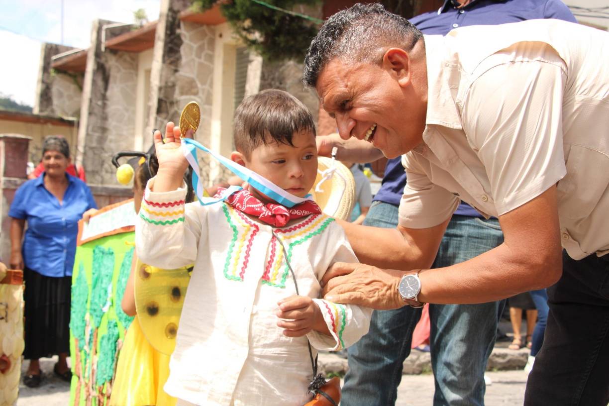 Aarón Gustavo Izaguirre, un valiente niño con síndrome de Down del centro de educación prebásica Mary Flakes de Flores, se destacó por su entusiasmo y alegría contagiosa. El alcalde de Santa Rosa, Aníbal Erazo, se unió a la celebración y le entregó un reconocimiento.