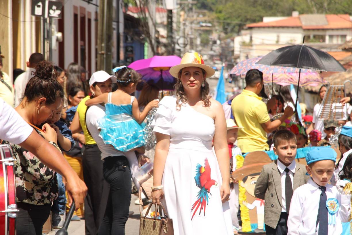 Las maestras se unieron a la celebración y con bellos atuendos resaltaron la identidad nacional.
