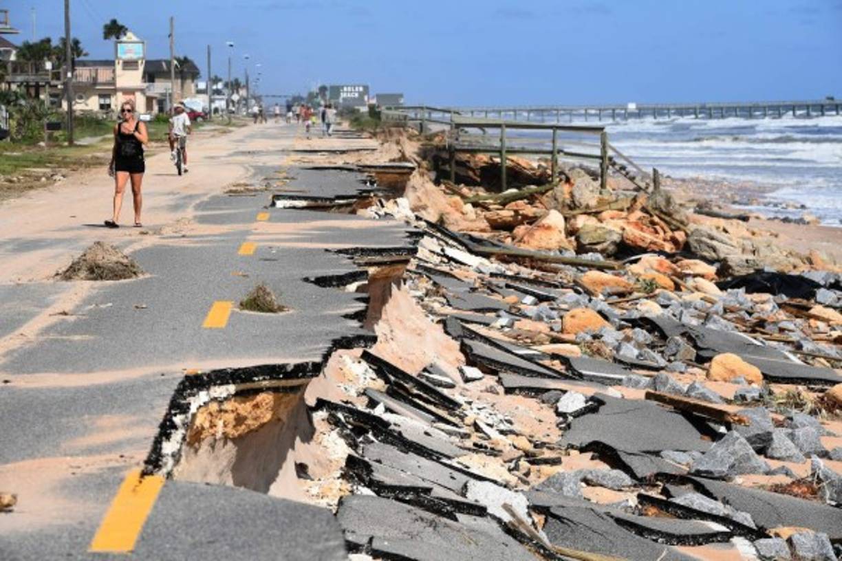 El potente huracán también tocó tierra en la costa este de los Estados Unidos, donde fallecieron al menos 36 personas debido a las inundaciones ocasionadas por las fuertes lluvias derivadas del ciclón.