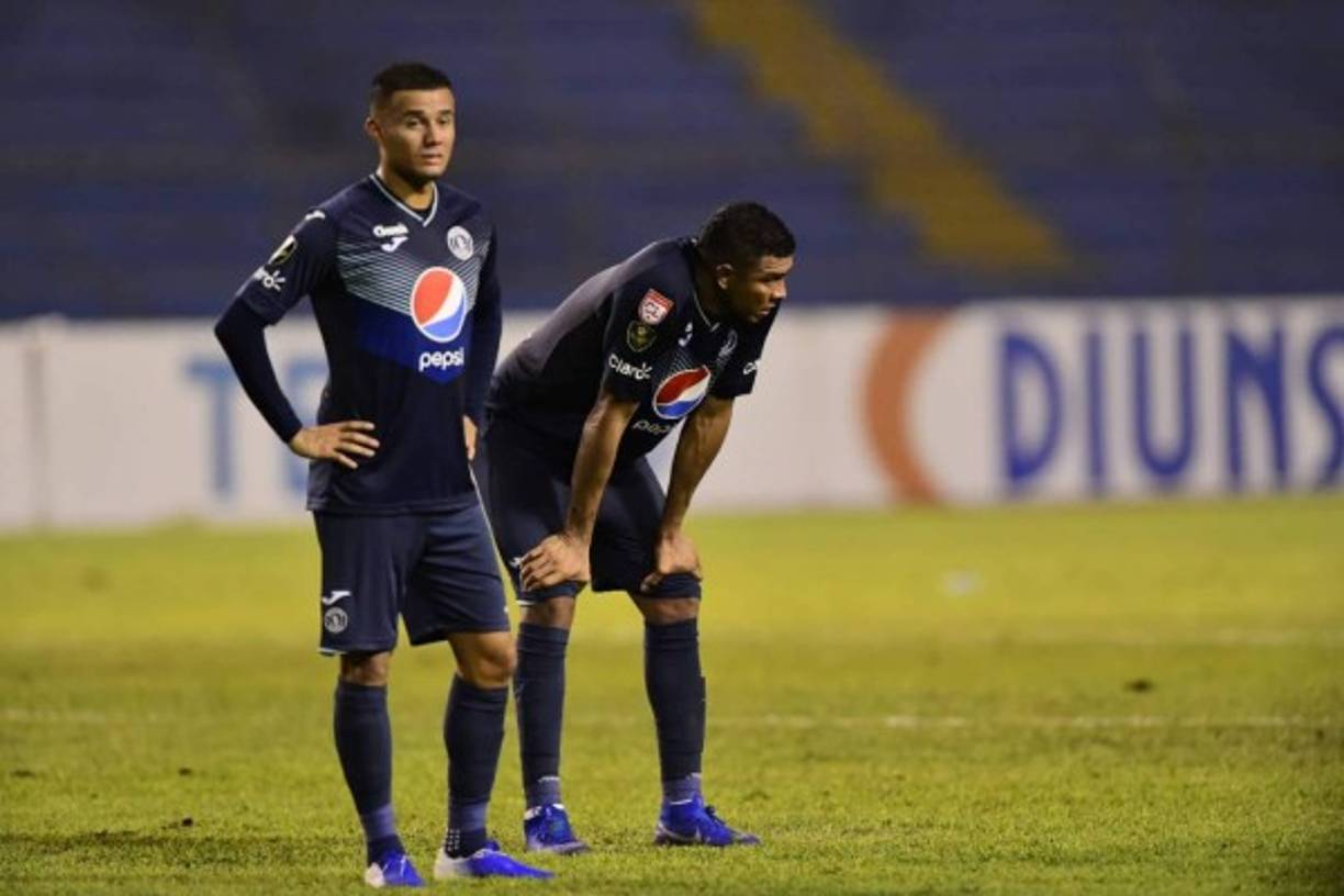Walter Martínez y Sergio Peña, tristes al final del partido por la derrota.