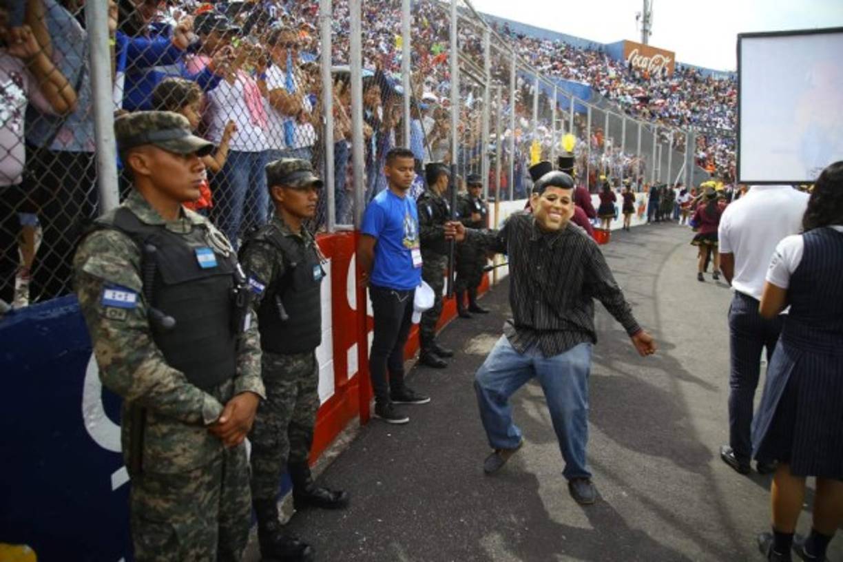 Un hombre con una máscara baila durante los desfiles del 15 de septiembre en Tegucigalpa, capital de Honduras.