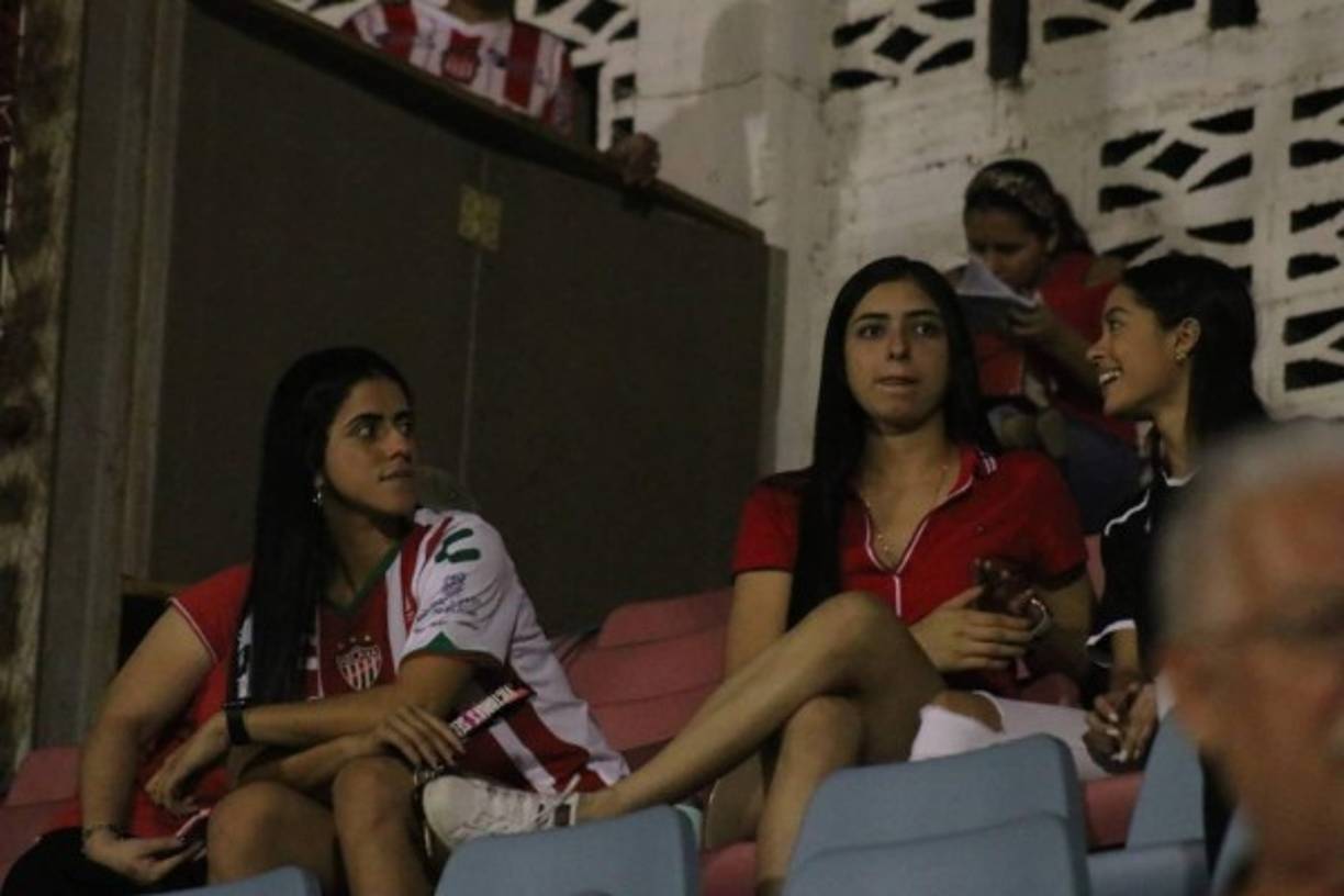 Hermosas jovénes se hicieron presentes a las graderías del estadio Municipal Ceibeño.