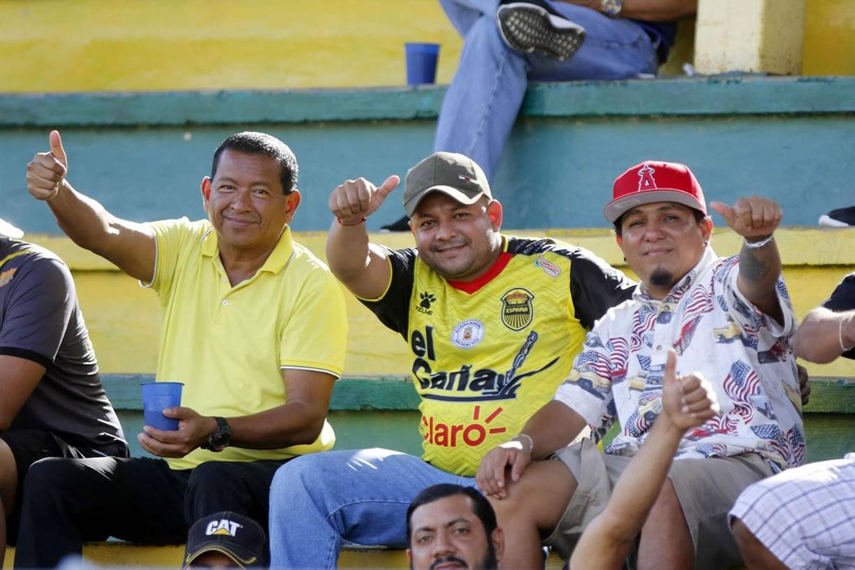 En el estadio Humberto Micheletti llegaron aficionados del Real España para apoyar a su equipo ante el Honduras Progreso.