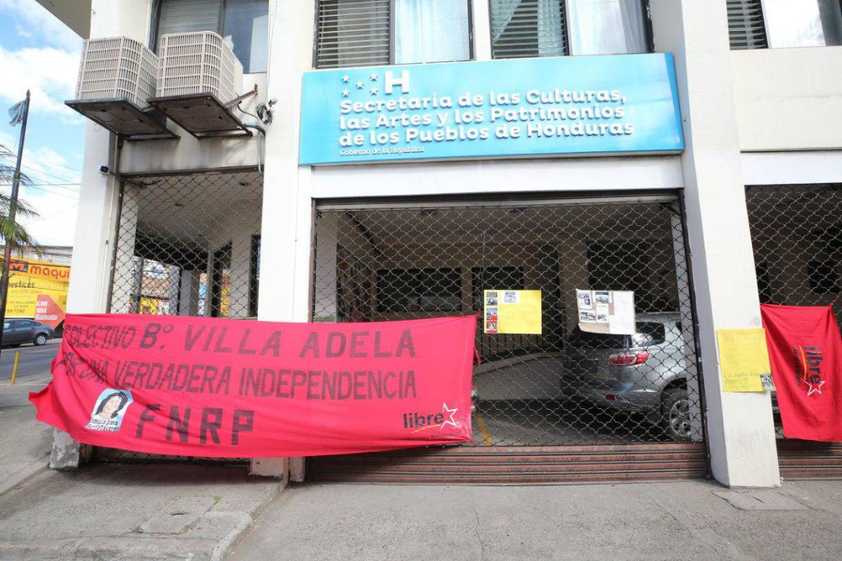 De acuerdo con las denuncias, Natalie Roque contrató a su propio “familión”.