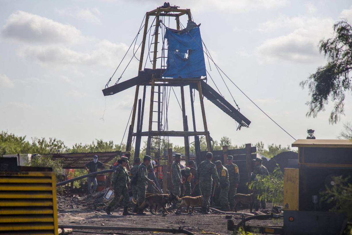 El accidente ocurrió cuando la cuadrilla se topó con un área contigua llena de agua, que al derrumbarse inundó la mina, según las autoridades. Cinco de los obreros lograron escapar.