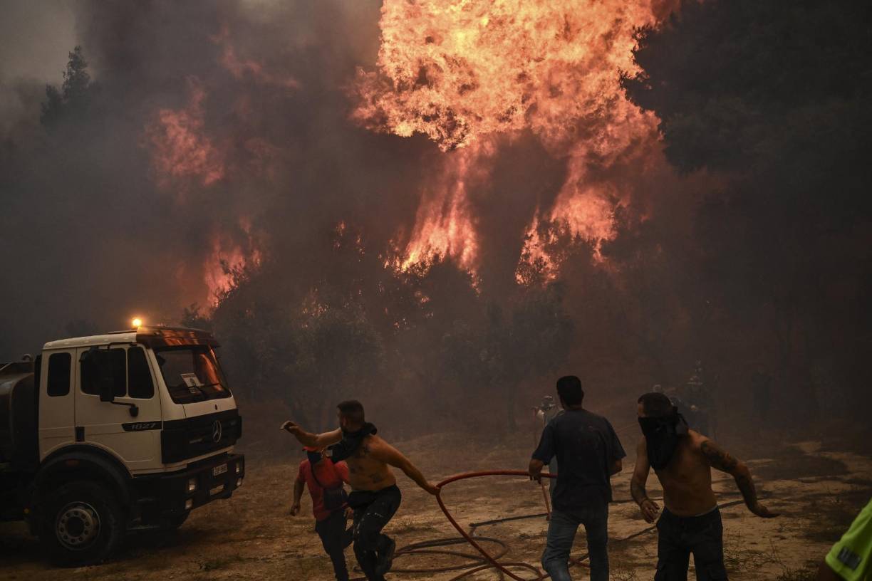 Además del distrito de Ano Liosa, también están en llamas las zonas con menor altitud en el parque nacional del monte Parnitha, uno de los bosques más extensos en las afueras de Atenas.
