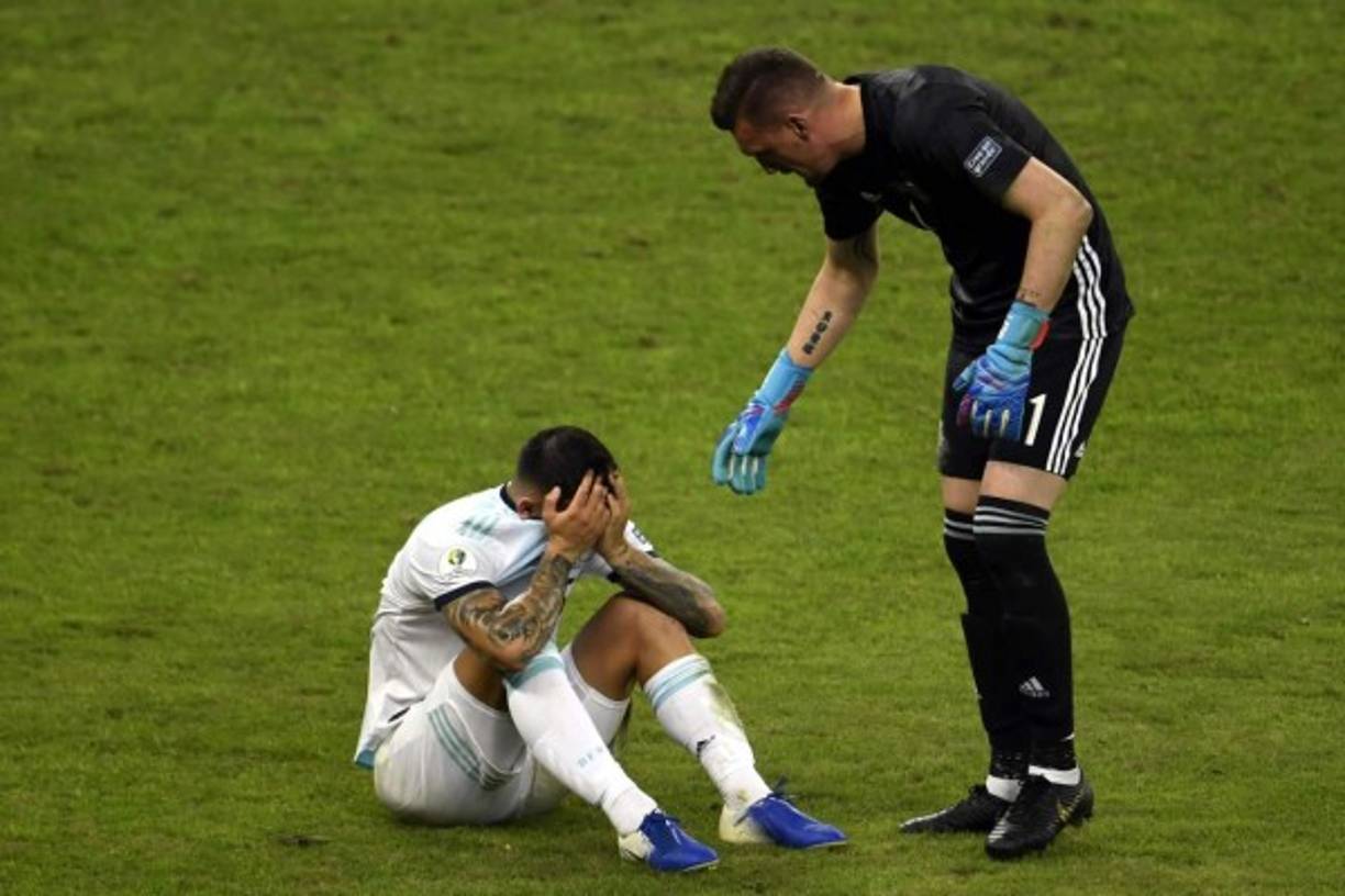 El portero Franco Armani animando a su compañero Leandro Paredes.