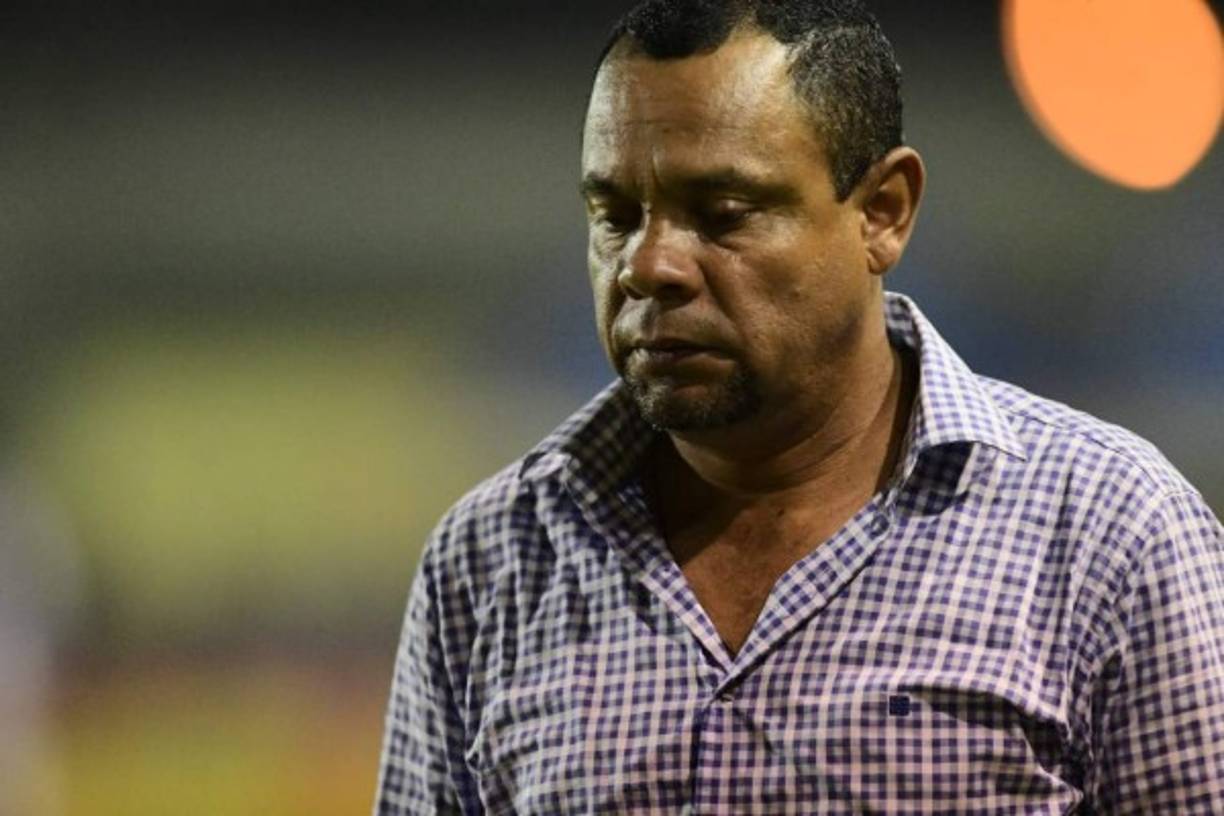 Raúl Caceres, entrenador del Real de Minas, cabizbajo por la derrota.