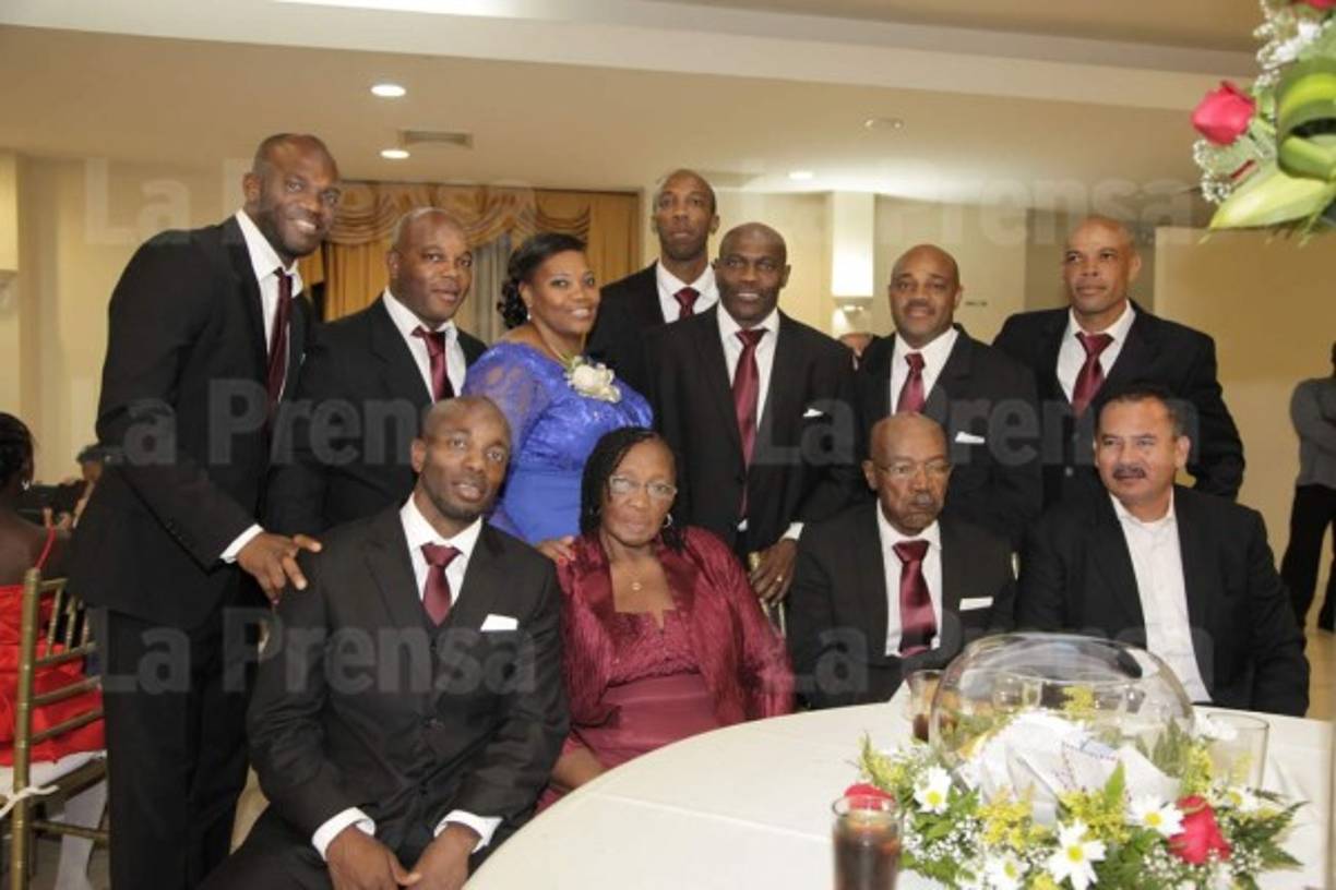 El agosto del 2013 Josefina y Nicolás Suazo celebraron junto a sus hijos Nicolás, Jaime, René, Carlos, Rubén, Henry, David y Nolvia los 50 años de casados. Este domingo 6 de marzo falleció 'don Nico'.