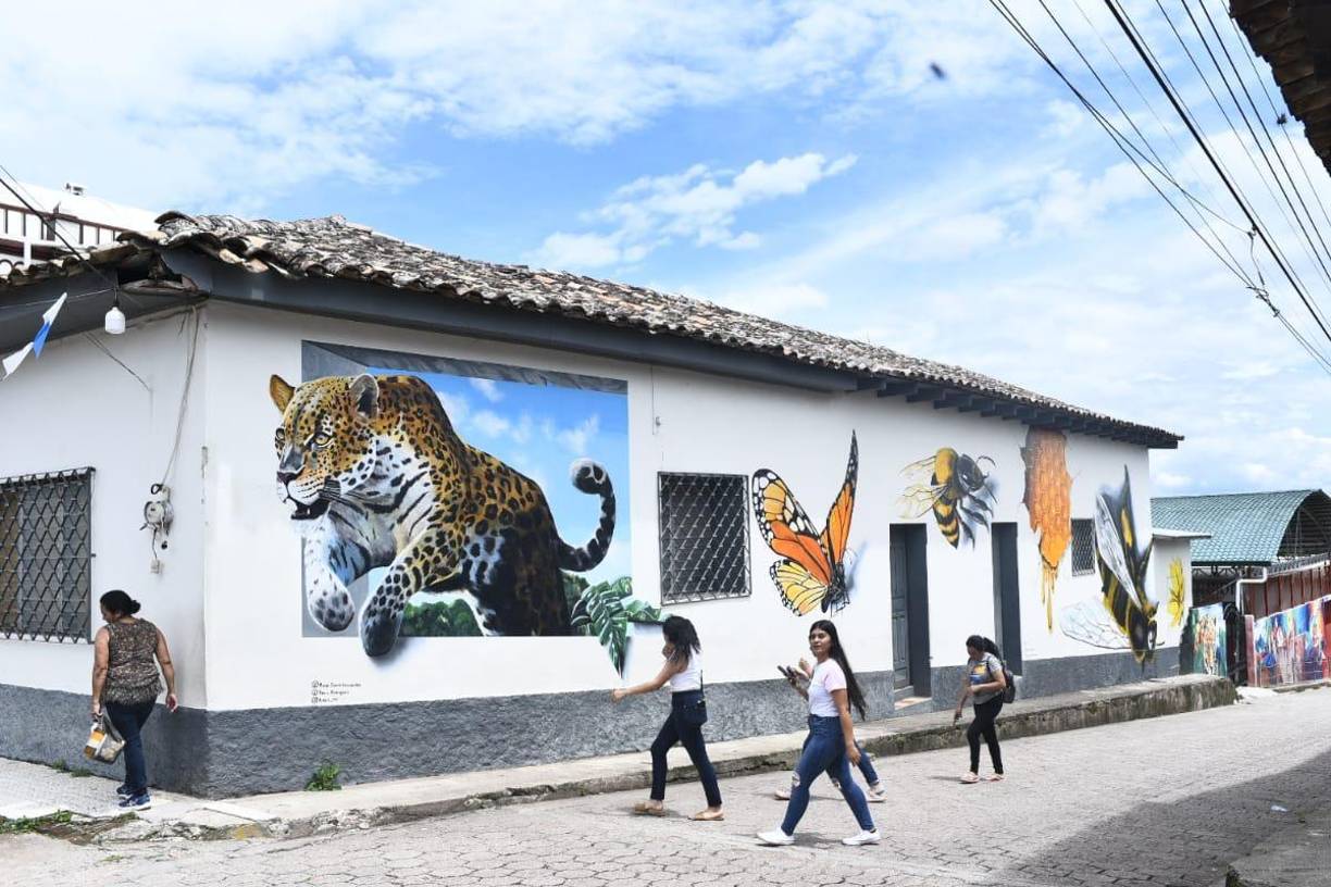 Algunos de los visitantes buscan retratarse en cada una de las casas porque todas están pintadas de forma única.