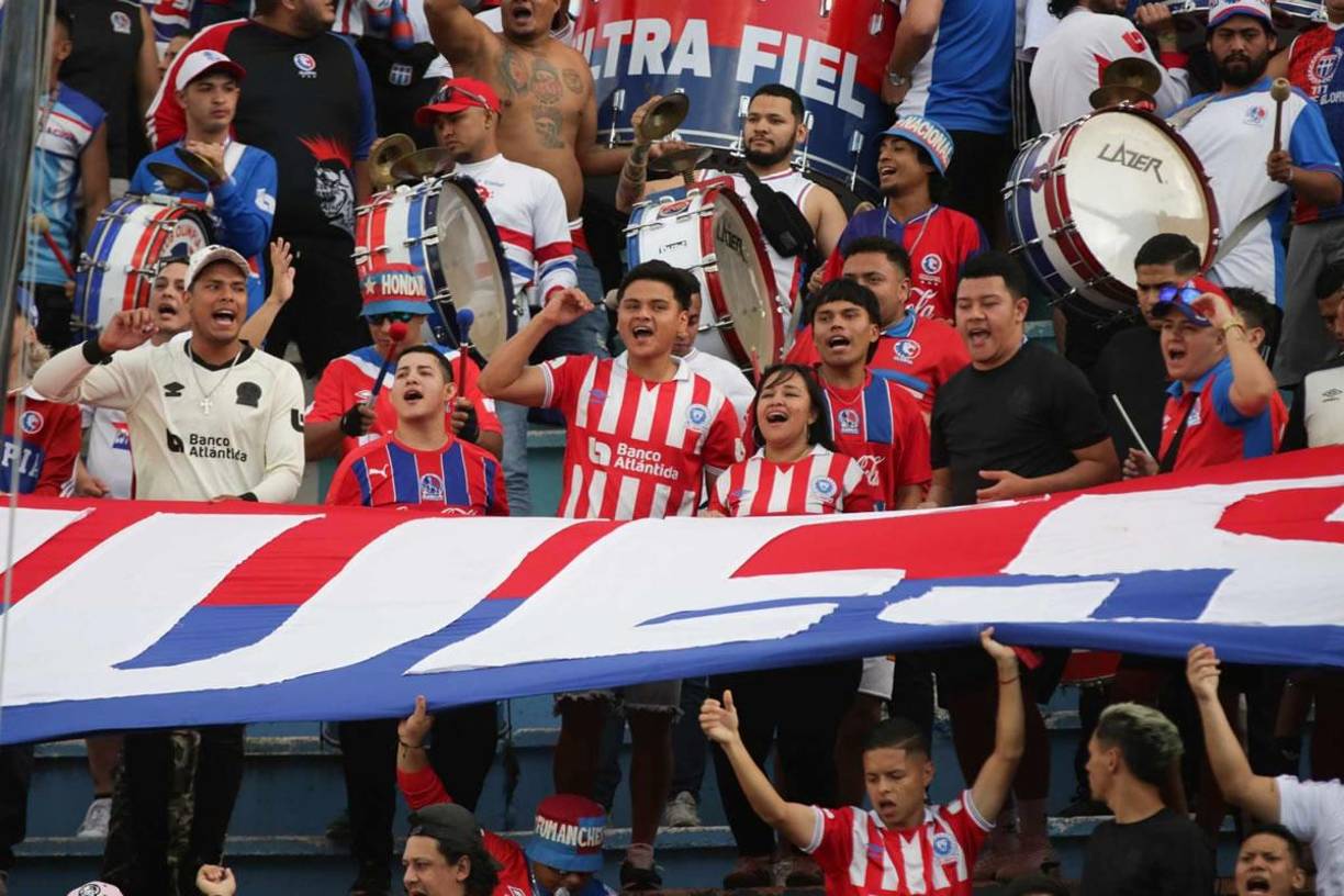 La Ultra Fiel le puso el color y la fiesta en las gradas del estadio Nacional Chelato Uclés durante el partido entre Olimpia vs Olancho FC.