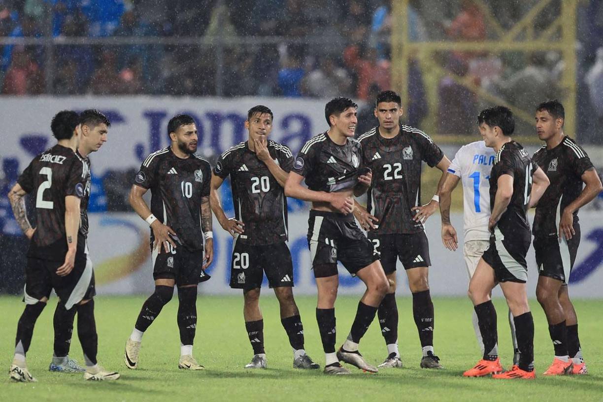 La tristeza de los jugadores de México por la derrota contra Honduras.