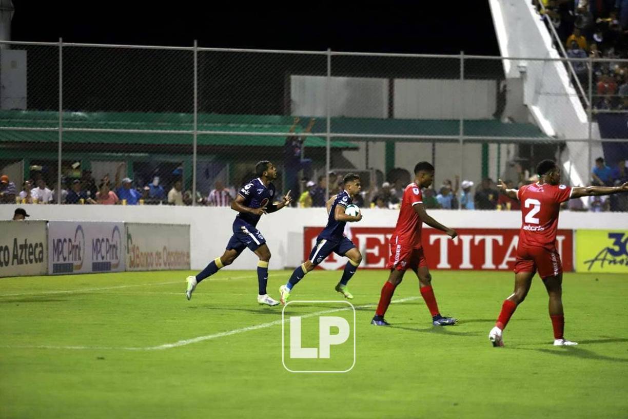 Raúl Marcelo Santos y Eddie Hernández festejan el gol de Ángel Tejeda que le dio el empate al Motagua, 2-2, ante Real Sociedad.