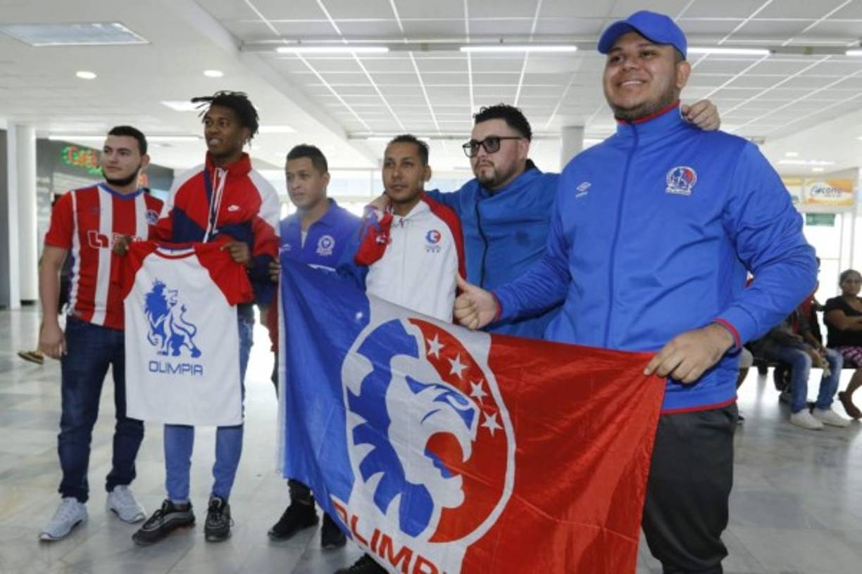 Aficionados del Olimpia esperaron con ansias la llegada de los jugadores y Pedro Troglio.