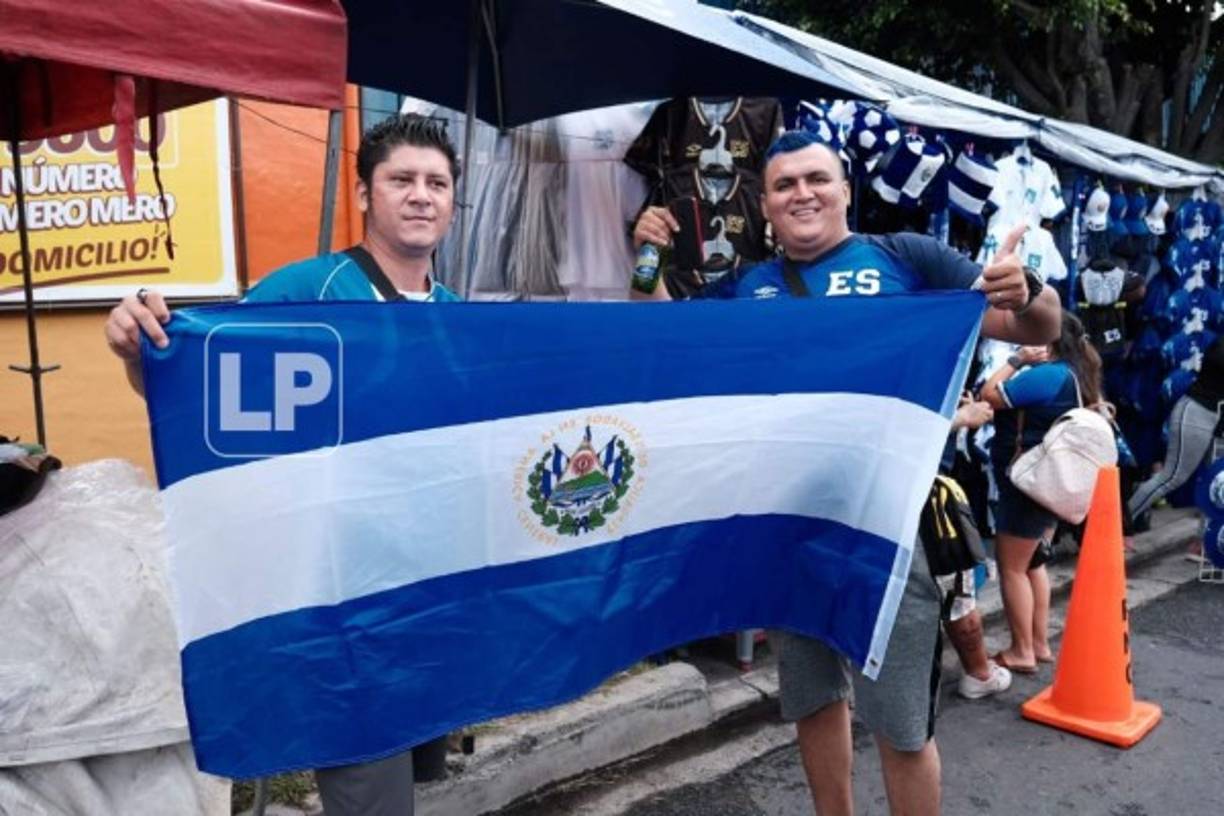 Los salvadoreños llegaron desde muy temprano para apoyar a la Selecta.