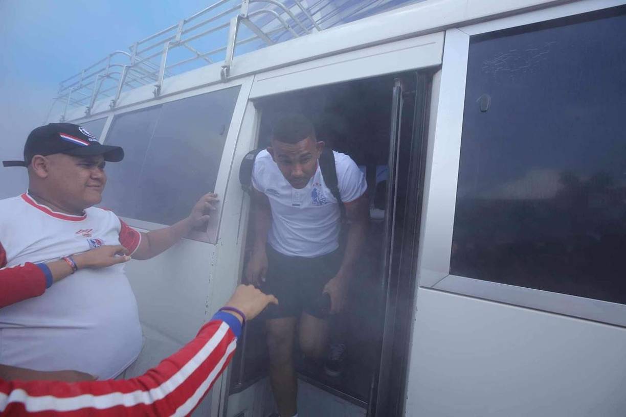 José Mendoza bajando del autobús del Olimpia en el recibimiento de los aficionados merengues.