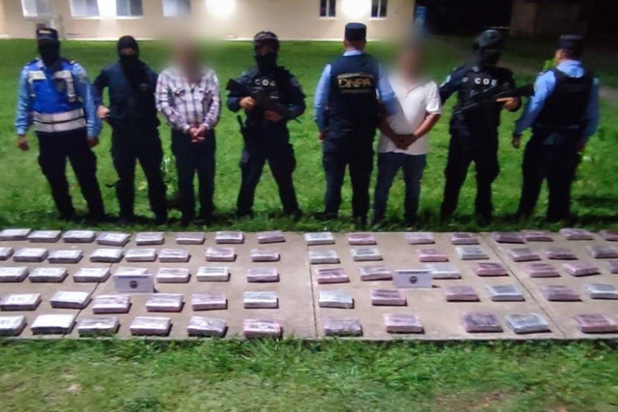 En el operativo fueron detenidos dos hondureños, no identificados, para “esclarecer su vinculación con el narcotráfico y la red de distribución involucrada en este caso”, señaló la DNPA, que precisó que el cargamento decomisado está valorado en 30 millones de lempiras (1,2 millones de dólares).