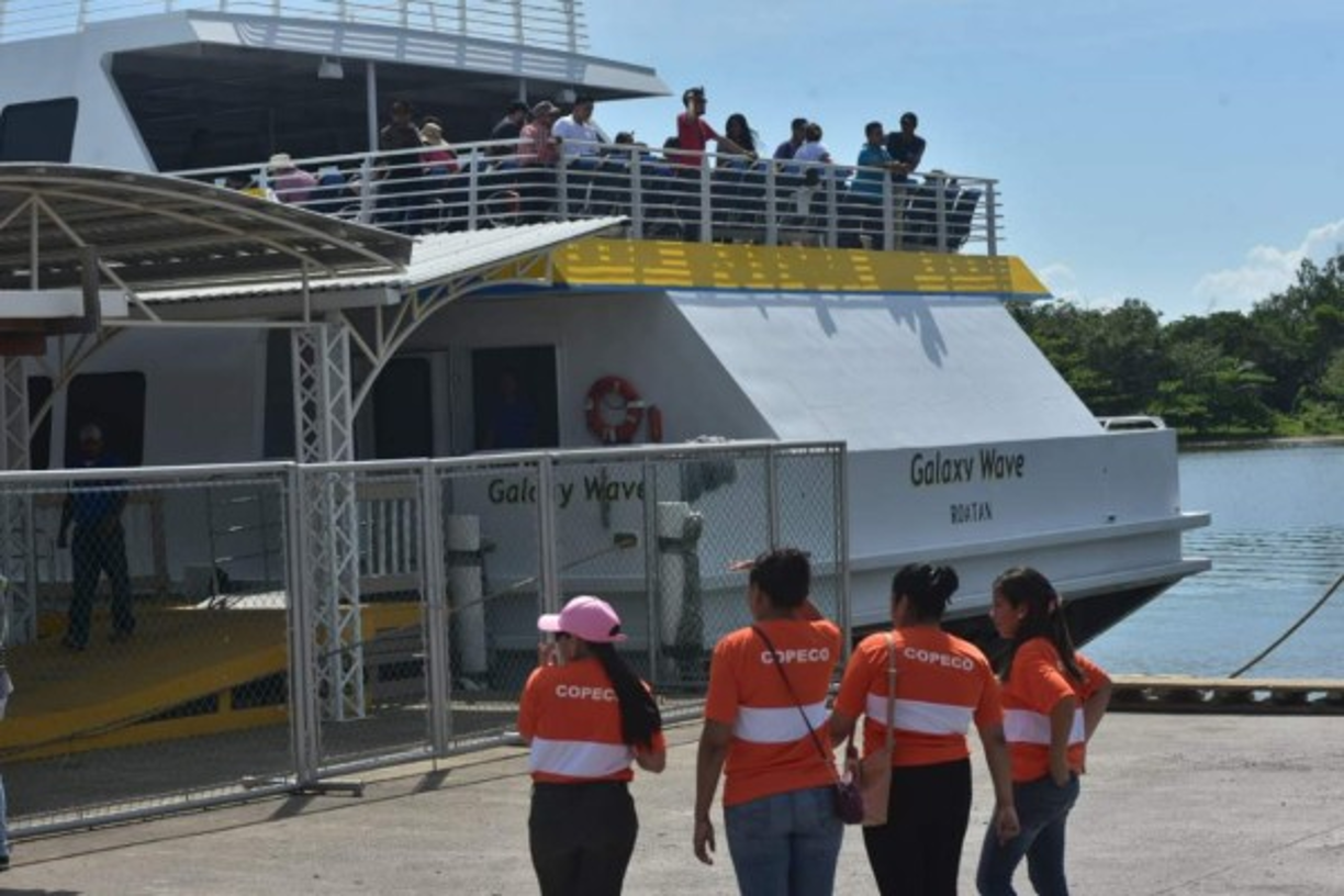Muchos turístas llegan buscando el litoral del Caribe, pero algunos van un paso más allá y toman el ferry que los lleva a destinos en las Islas de la Bahía.