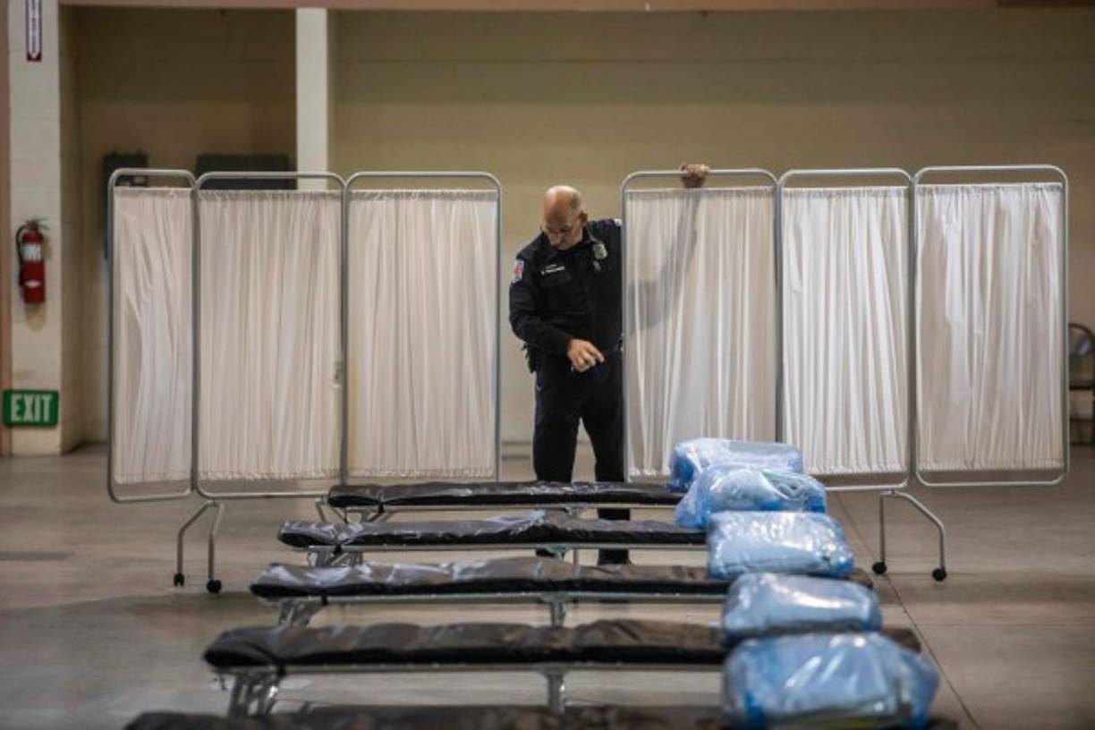 California también abrió un hospital temporal en la base militar en Indio, California, para aliviar la carga de los hospitales saturados por pacientes infectados con Covid 19.