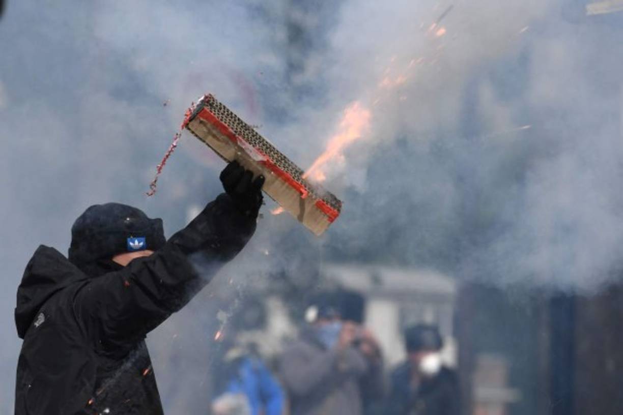 En total, según indicó en conferencia de prensa el prefecto de Policía de París, Michel Delpuech, la manifestación parisina convocó dentro del cortejo sindical a 20.000 personas y a otras 14.500 calificadas como 'radicales' fuera de este, dentro de las cuales estaban los 1.200 'black blocs'.