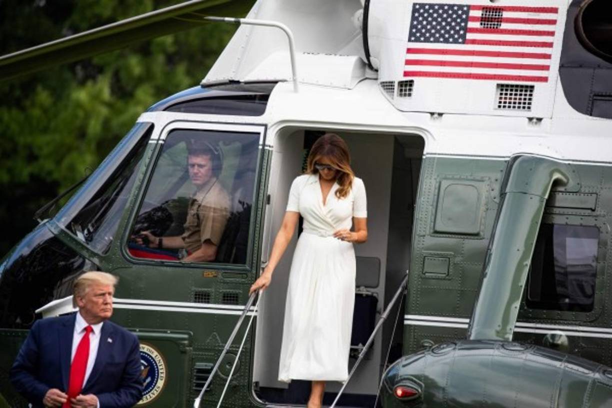 Tras su fin de semana en el Camp David, la primera dama optó por un vestido blanco de Ralph Lauren inspirado en la década de 1940, para posar ante la nube de fotógrafos que le esperaban en las afueras de la Casa Blanca.