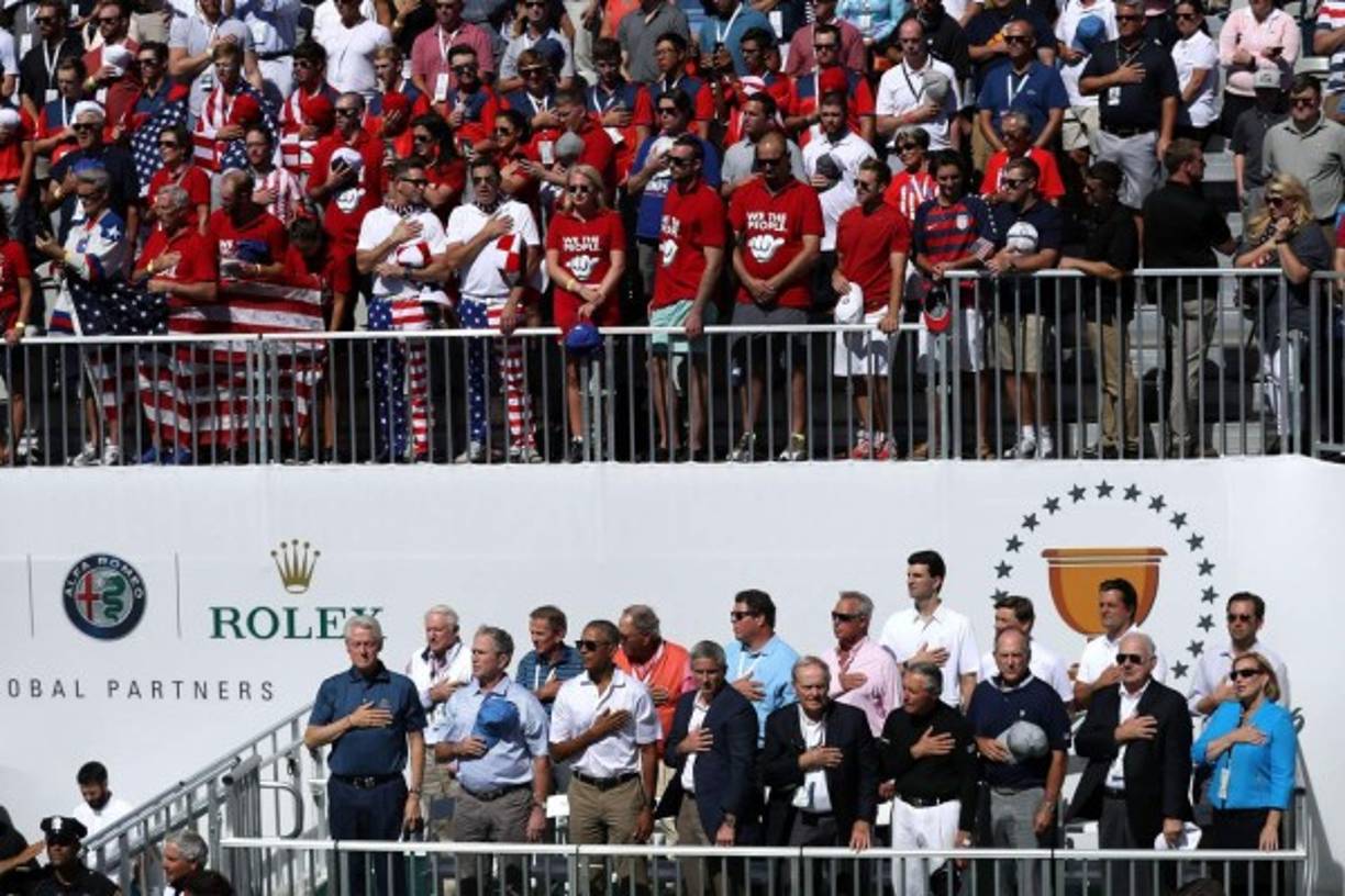 En medio de la controversia generada por el magnate con la NFL sobre la protesta contra el himno nacional, los exmandatarios mostraron su respeto los símbolos patrios estadounidenses al momento de entonarlo.