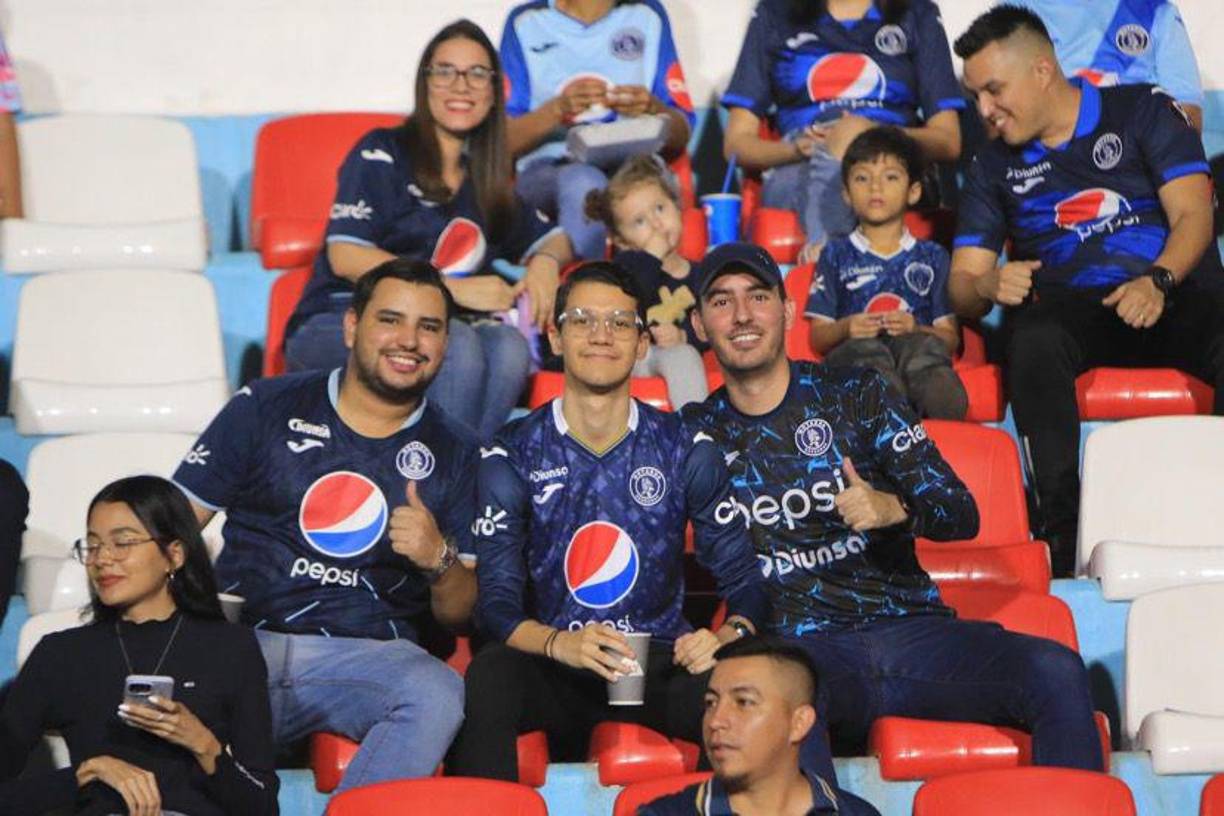 Copa Centroamericana: Ambientazo y lindas chicas en el Motagua-CAI