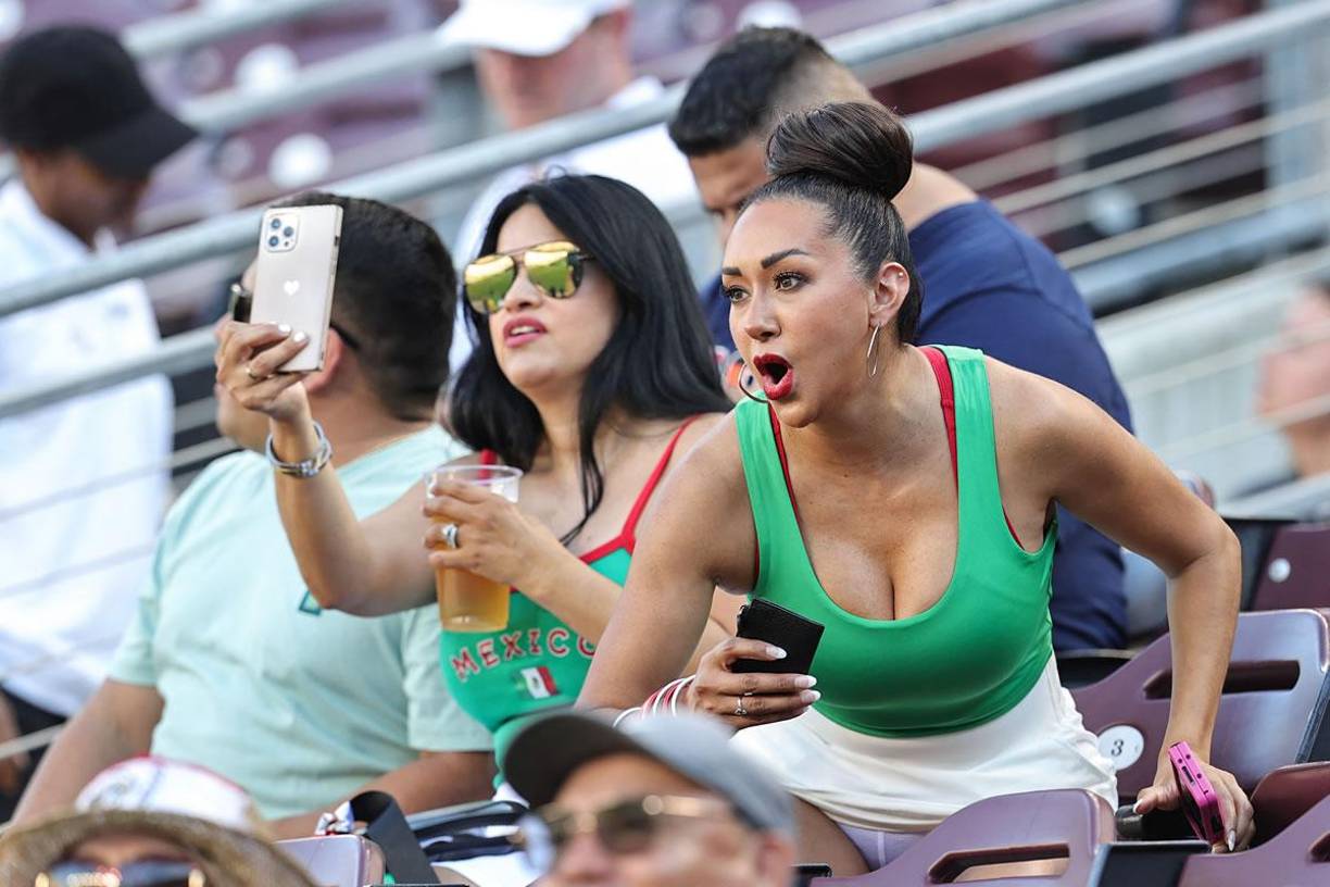 Estas seguidoras de la selección mexicana vivieron con intensidad el partido ante Brasil.