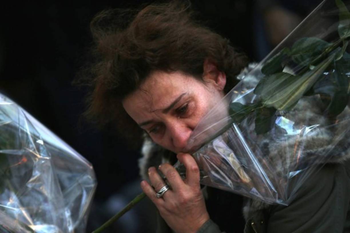 La zona del restaurante 'La Belle Equipe' ha sido otro de los lugares frecuentados hoy por los parisinos para rendir tributo a las víctimas.