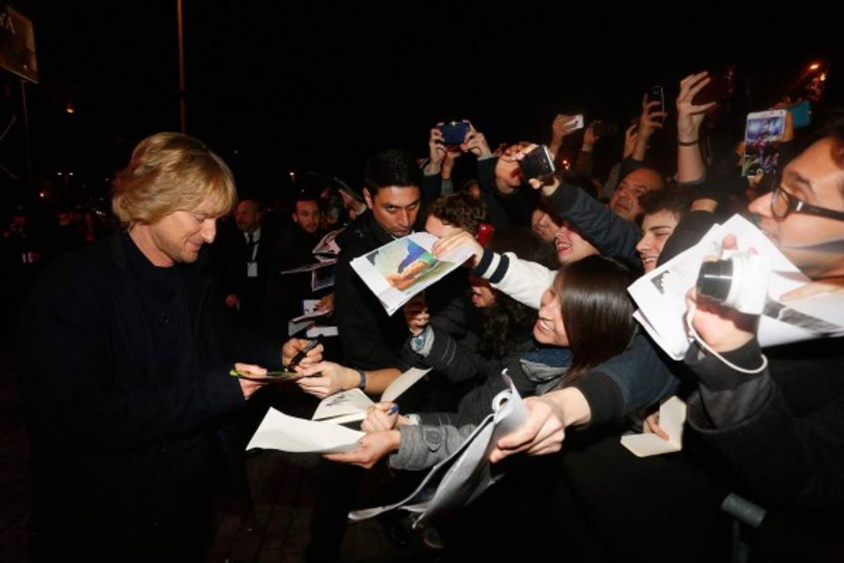 Owen Wilson firma autógrafos a sus fans en el estreno de 'Zoolander No. 2' en Roma.