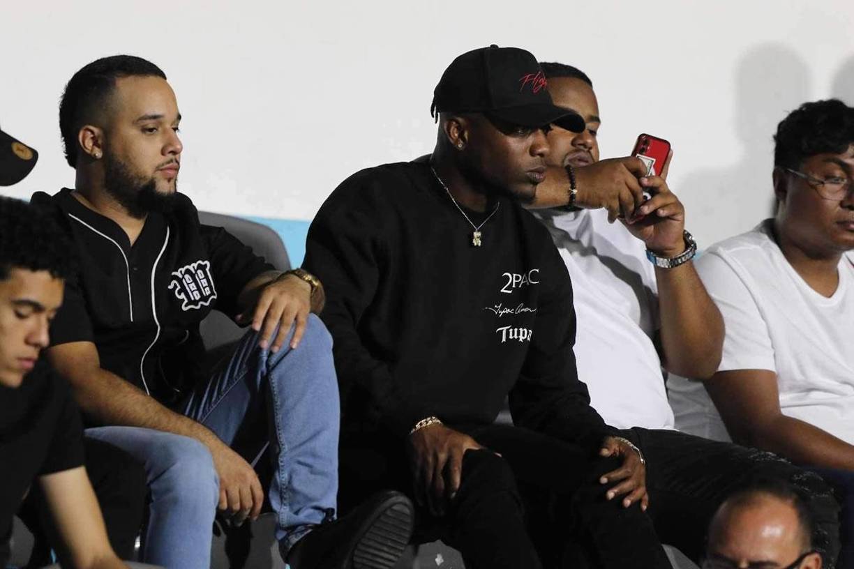 Kevin Álvarez también estuvo en el estadio capitalino apoyando a la Bicolor.