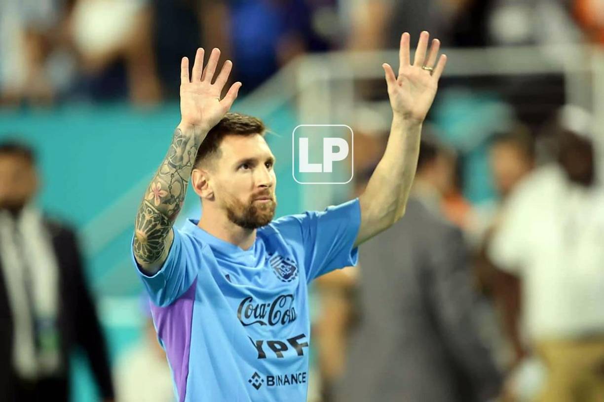 Lionel Messi saludando a los aficionados en el Hard Rock Stadium durante el calentamiento del partido.