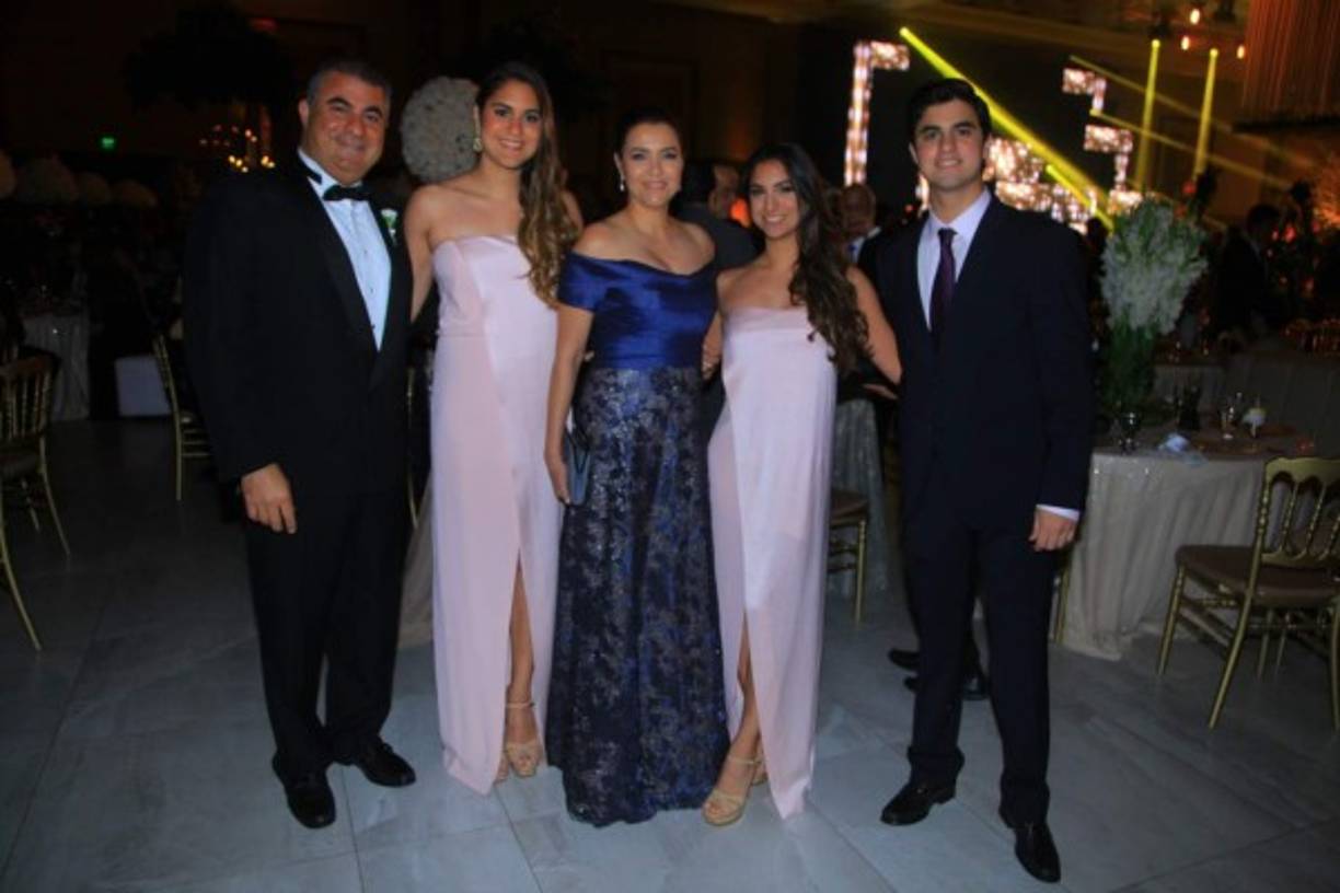 Juan, Marcela, Ana, Andrea y Juan Fernando Andonie.